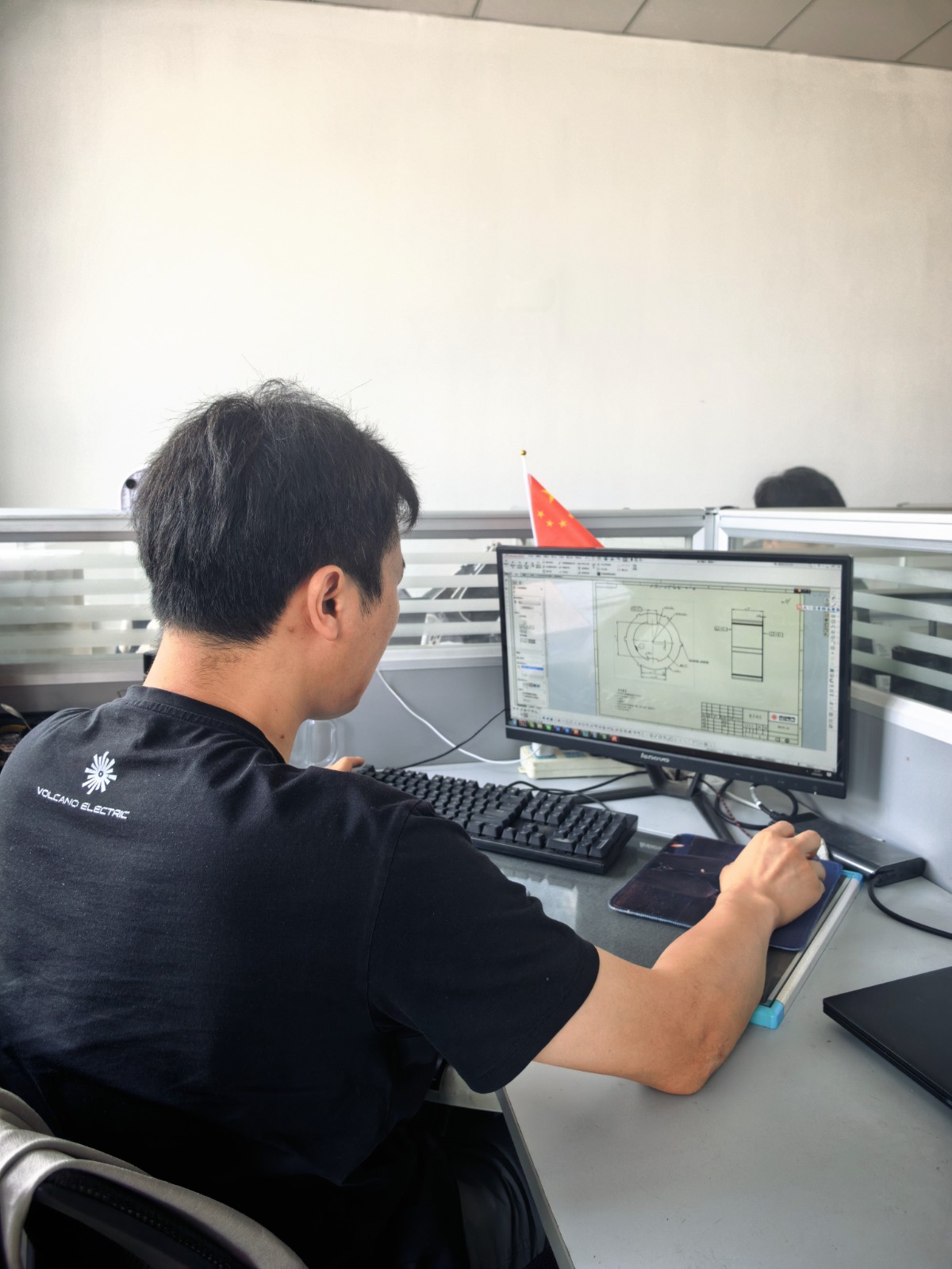 研发工程师画图纸.jpg